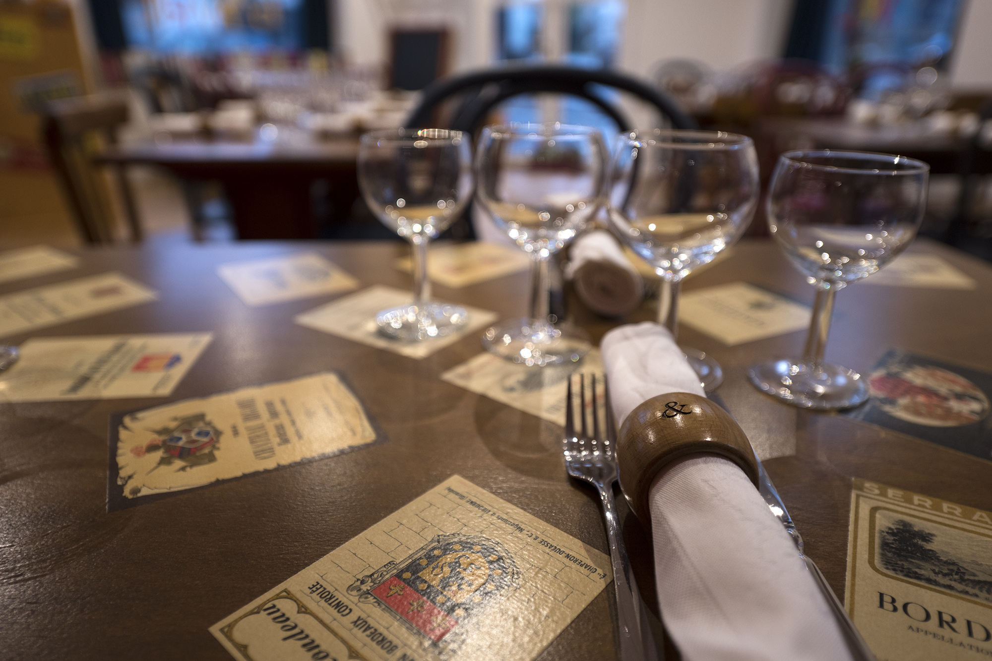 table-etiquettes vins-couvert